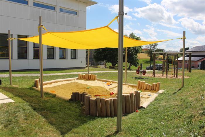 ein gelbes Zelt in einem Hof